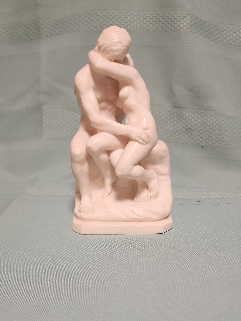 Romantic Embrace Resin Sculpture - Cream